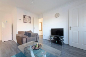 Lovely 1 bedroom maisonette close to Airport, Town and Train Station